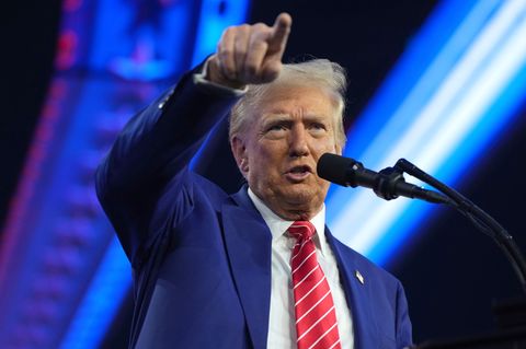 Donald Trump an einem Rednerpult