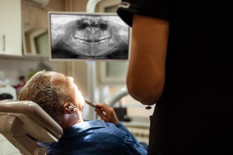 Zahnarzt erklärt Einem Patienten Zahnröntgen