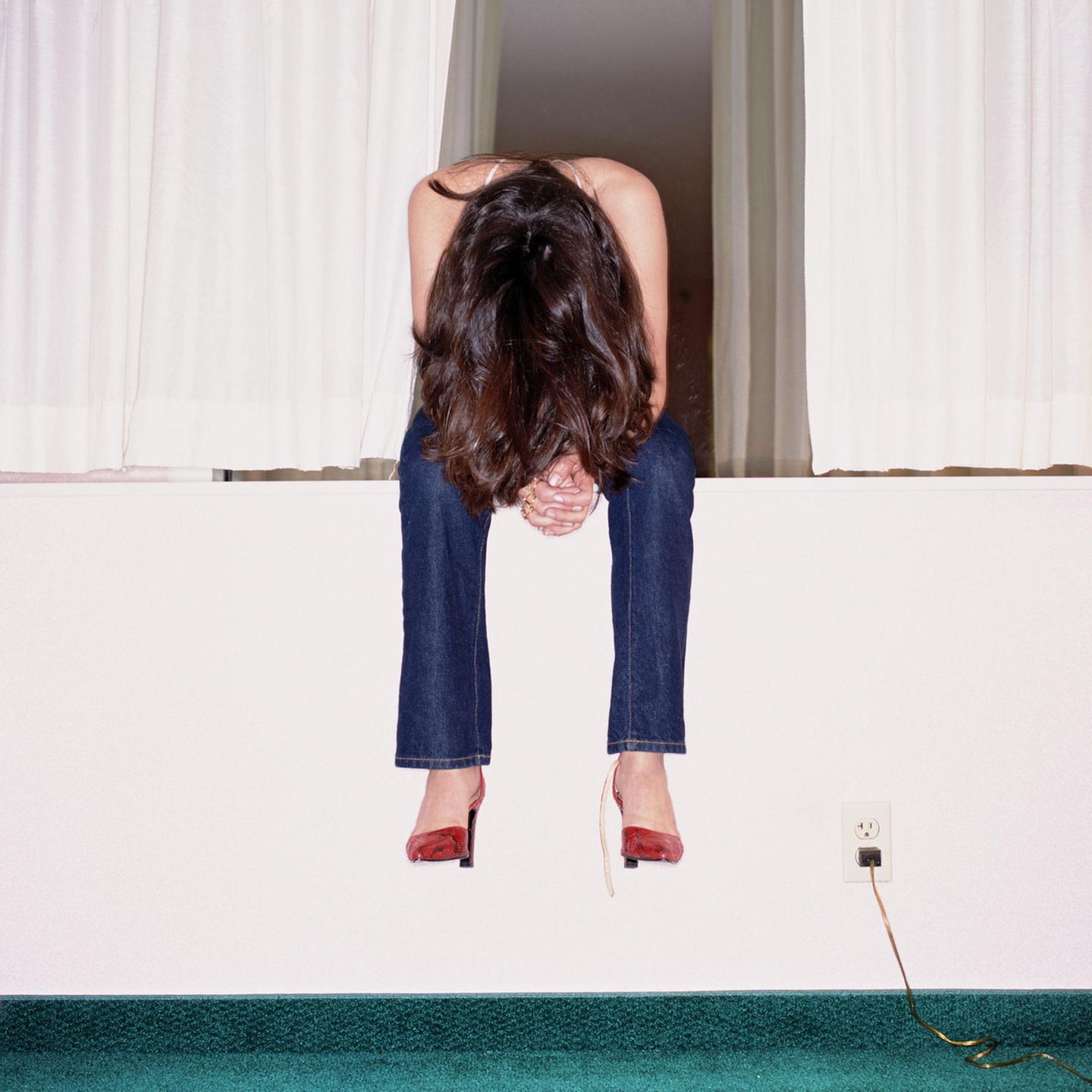 Neujahrsmüdigkeit: Junge Frau lässt erschöpft den Kopf hängen