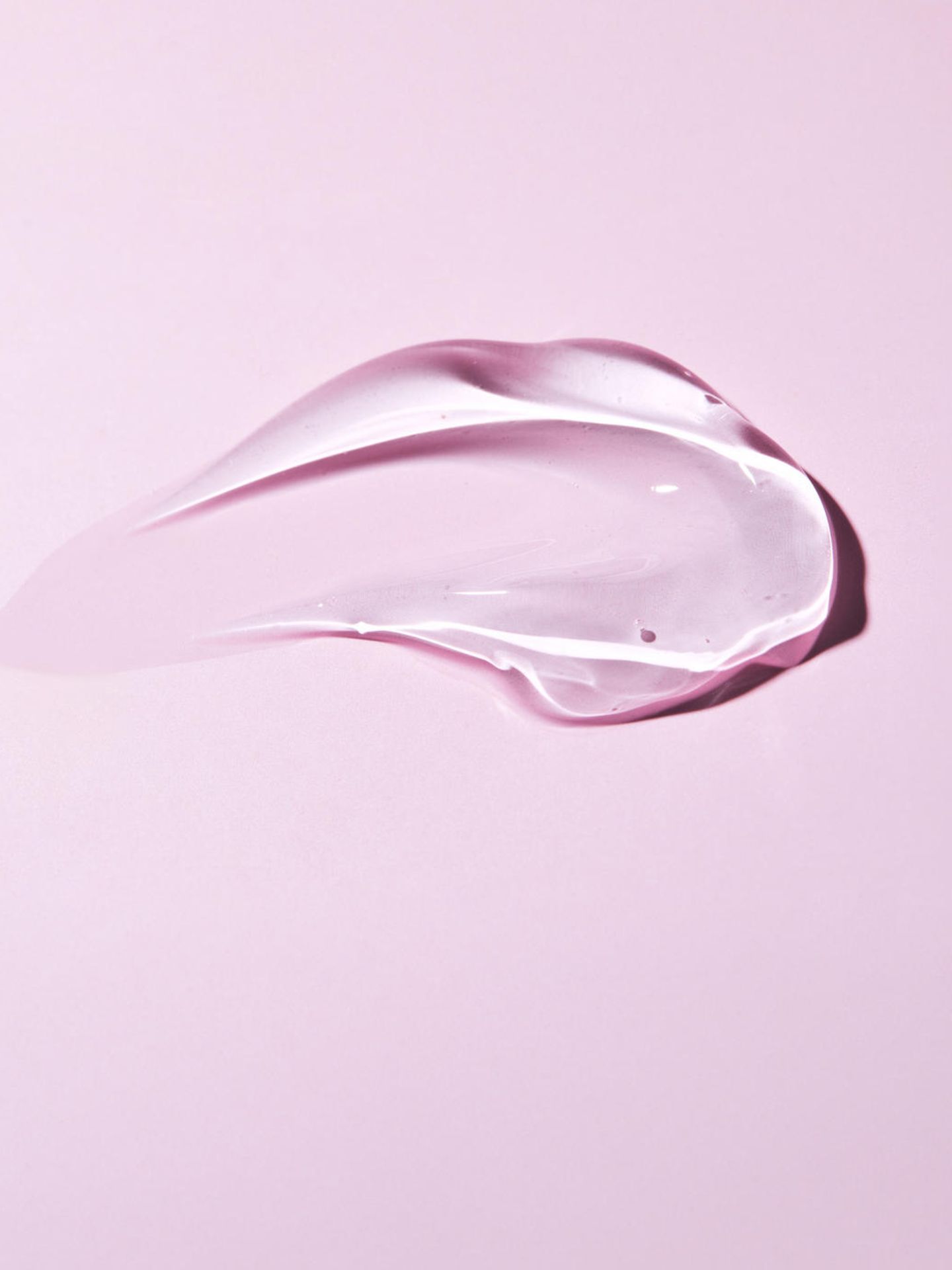 Hormone in der Wechseljahrestherapie: Gel-Spur auf rosafarbenen Hintergrund