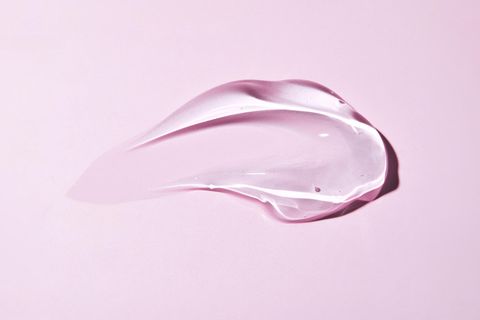 Hormone in der Wechseljahrestherapie: Gel-Spur auf rosafarbenen Hintergrund