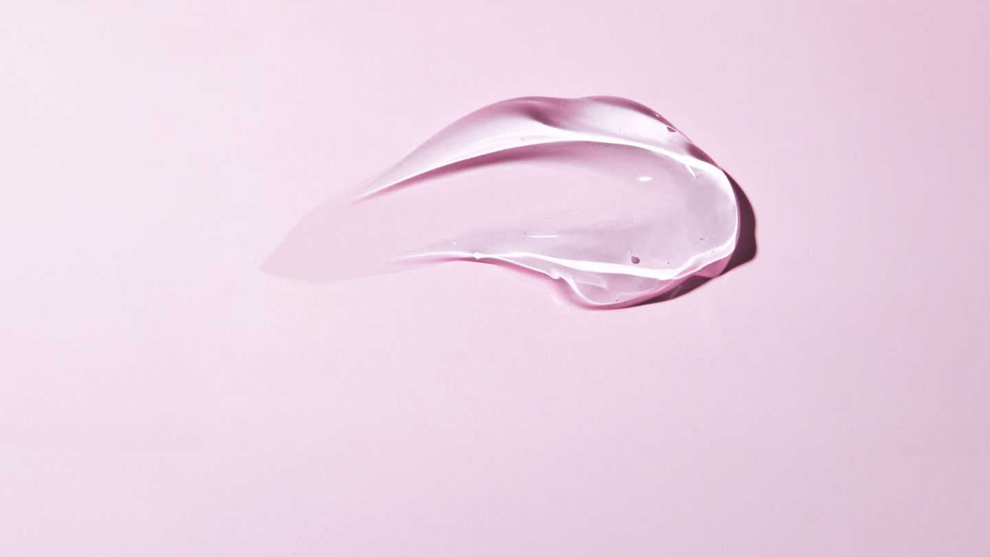 Hormone in der Wechseljahrestherapie: Gel-Spur auf rosafarbenen Hintergrund Hormone in der Wechseljahrestherapie: Gel-Spur auf rosafarbenen Hintergrund