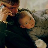 Auf dem Pferdemarkt in Appleby in Nordengland verbrachte Fotograf Sam Wright besonders viel Zeit. Als es zu regnen begann, lud eine Frau ihn in ihren Wohnwagen ein, wo es ihm gelang, diesen intimen Moment zwischen Vater und Baby festzuhalten. Seit Wright erfuhr, dass seine Urgroßmutter zur Gemeinschaft der irischen Traveller gehört hatte, wollte er mehr über diese Community erfahren. "Für mich ist dieses Projekt zutiefst persönlich", sagt er