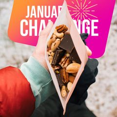 Pflanzliche Proteine: Ein Mann hält eine Tüte mit Nüssen in der Hand