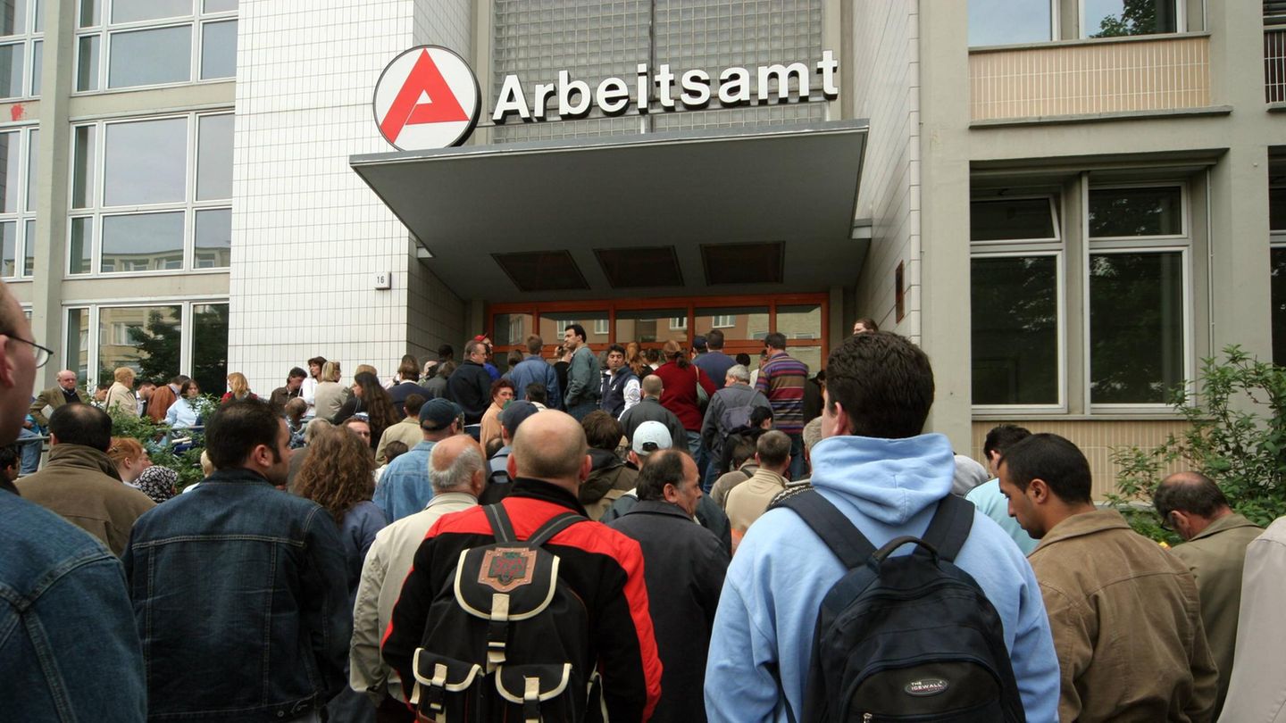 Hohe Arbeitslosigkeit, großer Andrang: Arbeitssuchende im Jahr 2005 vor dem Arbeitsamt Nord in Berlin-Wedding.