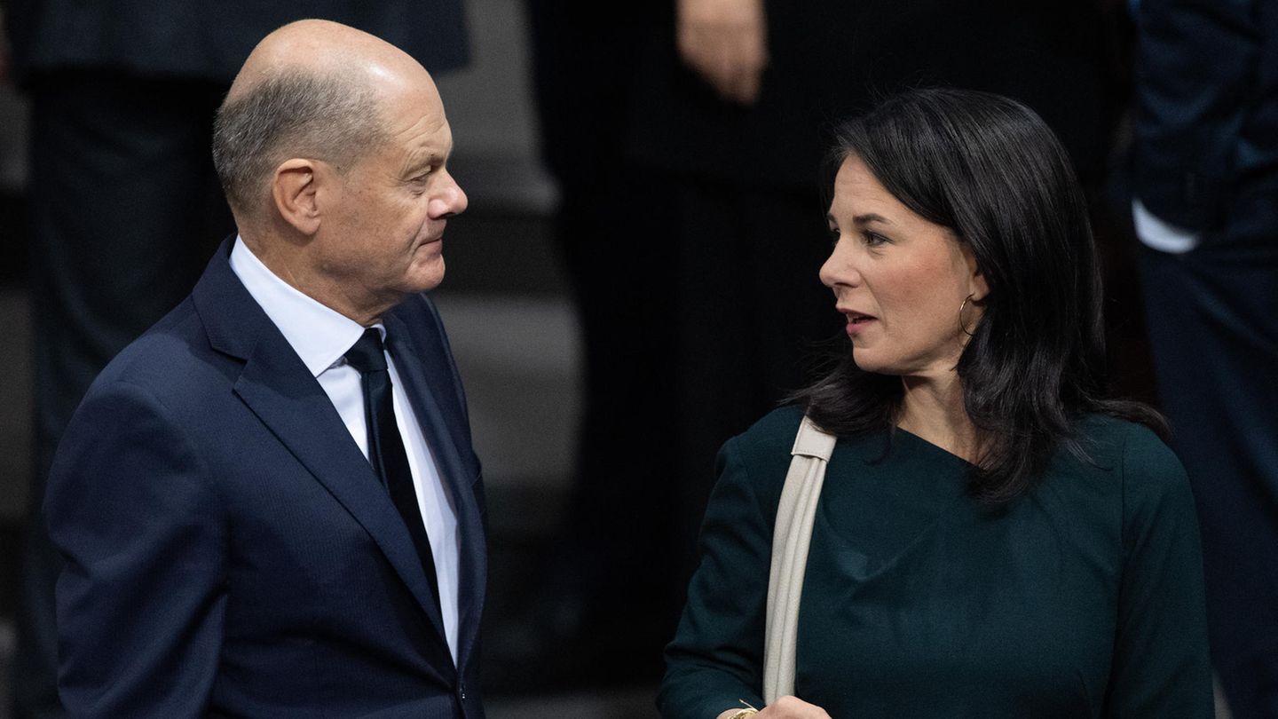 Kanzler Olaf Scholz und Außenministerin Annalena Baerbock im Bundestag