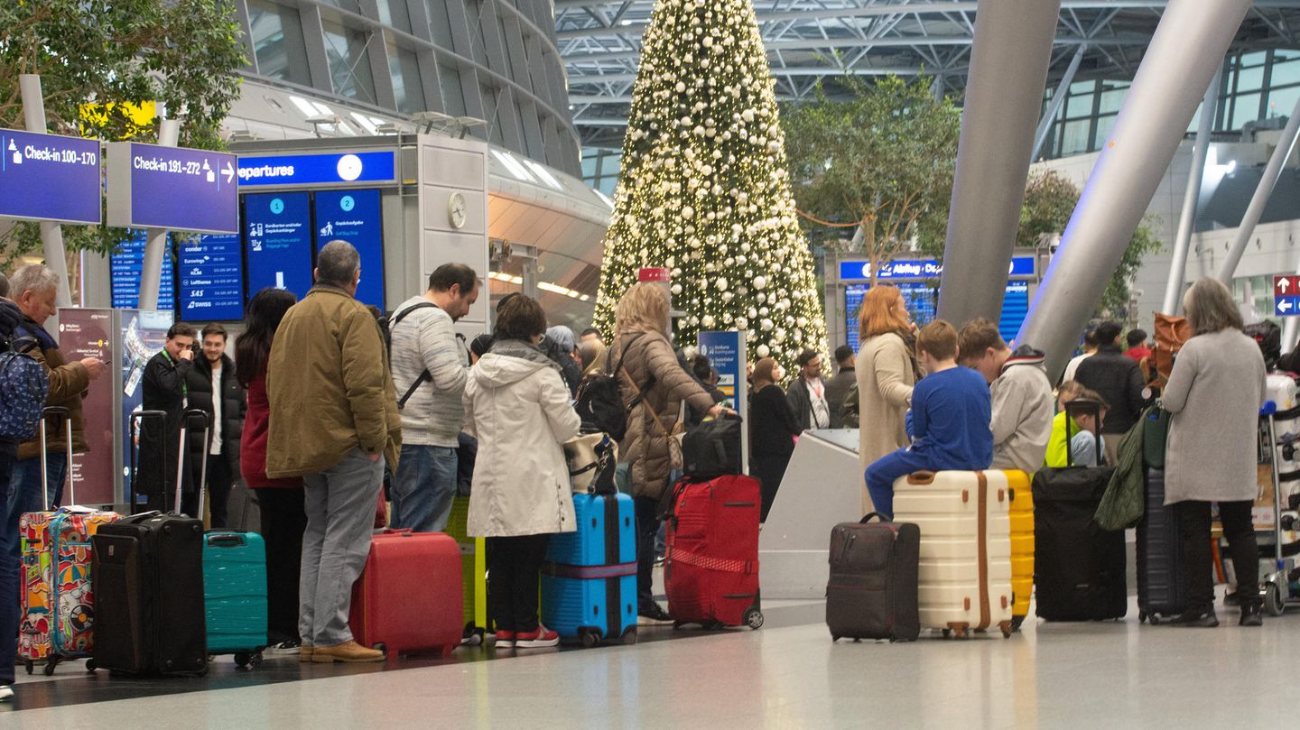 Lange Schlangen am Düsseldorfer Flughafen (Archivbild)