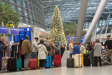 Lange Schlangen am Düsseldorfer Flughafen (Archivbild)