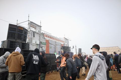 Besucher einer Makro-Rave-Party in der Nähe des Flughafens von Ciudad Real in Spanien