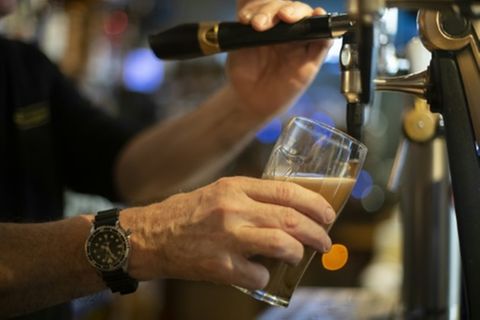 Bierausschank in Bar im französischen Brest