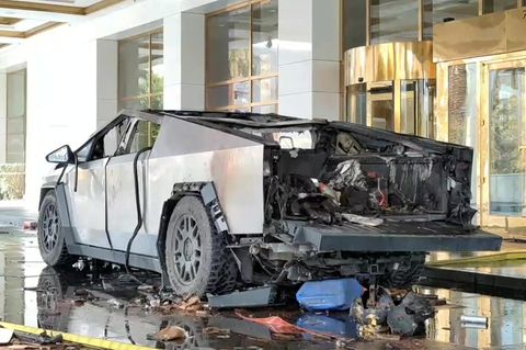 Ein Cybertruck voller Feuerwerk und Benzin steht ausgebrannt in Las Vegas