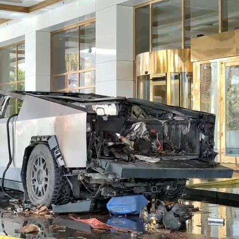 Ein Cybertruck voller Feuerwerk und Benzin steht ausgebrannt in Las Vegas