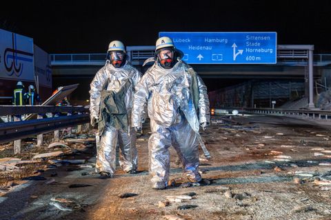 Bei einem Verkehrsunfall mit einem Lkw auf der A1 sind Hunderte Fische verendet