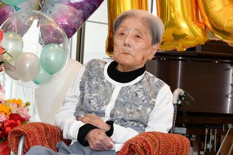 Tomiko Itooka sitzt an ihrem 116. Geburtstag in einem Rollstuhl in Japan