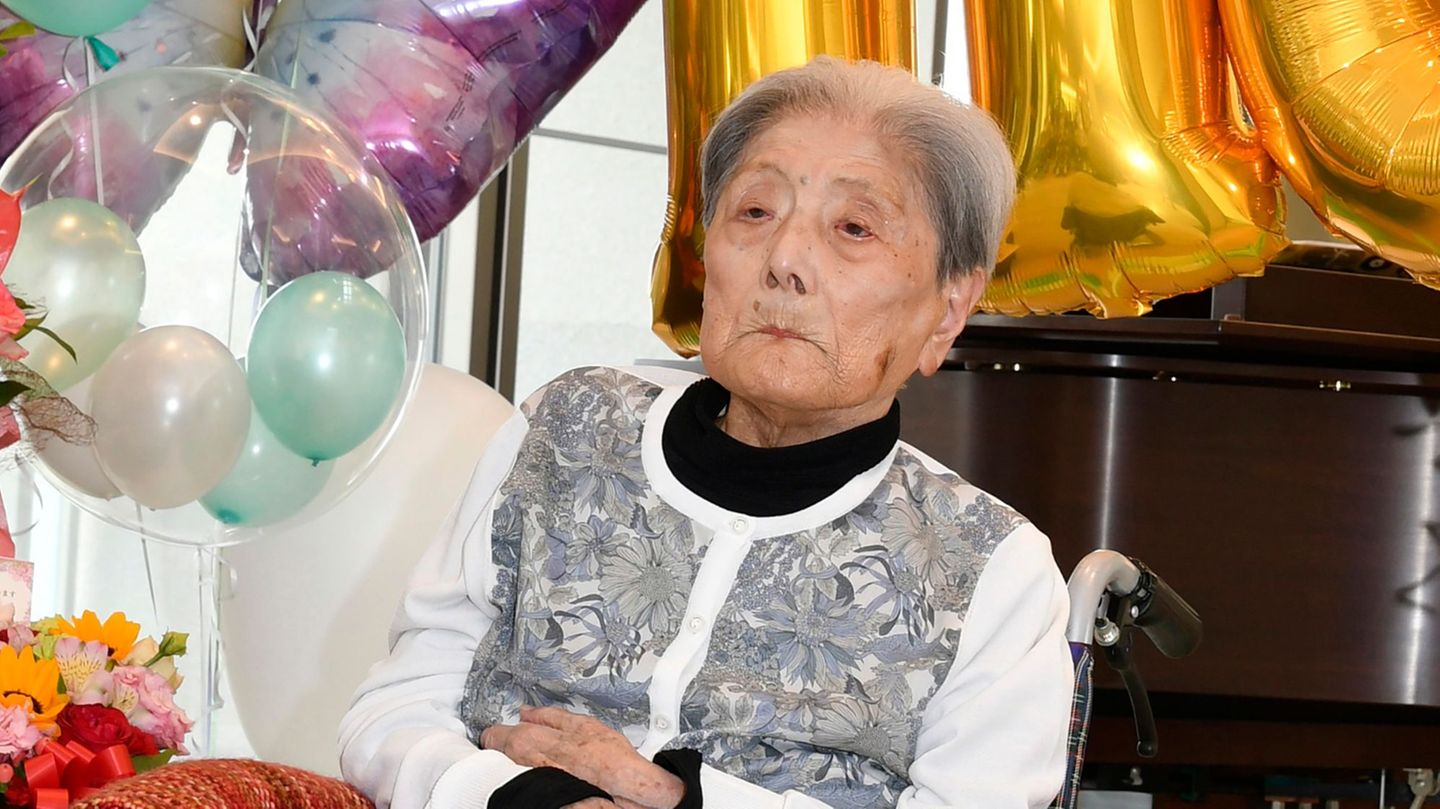 Tomiko Itooka sitzt an ihrem 116. Geburtstag in einem Rollstuhl in Japan