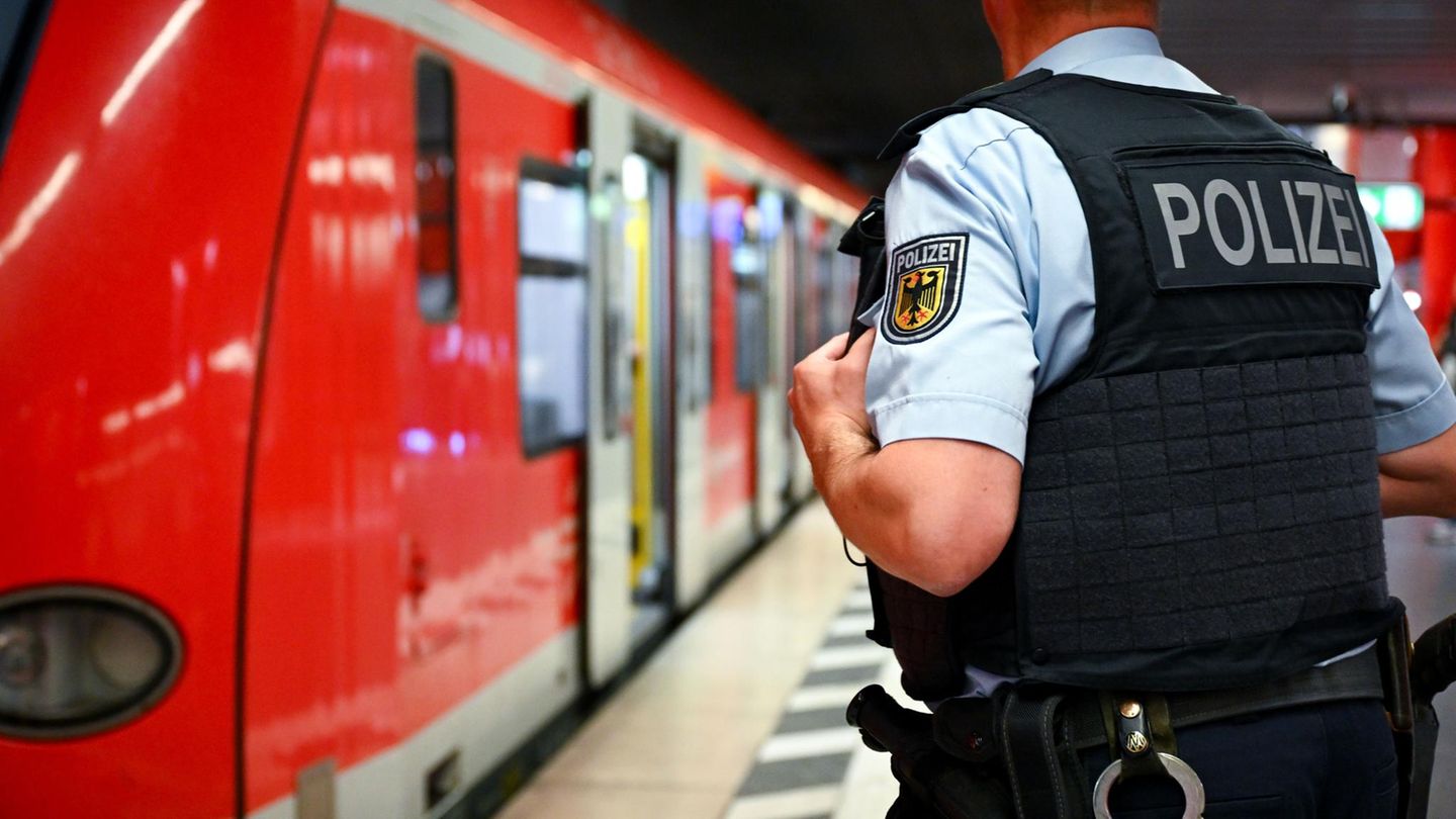 Ein Bundespolizist steht am Hauptbahnhof München an einer S-Bahn