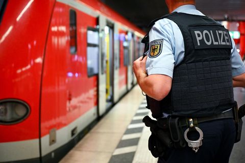 Ein Bundespolizist steht am Hauptbahnhof München an einer S-Bahn