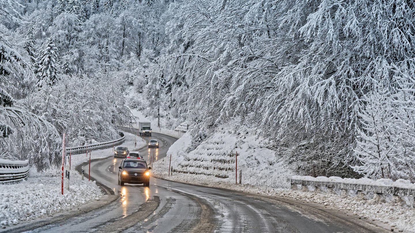 Wetter-in-Deutschland-Glatteis-Vorsicht-auf-den-Stra-en-auch-Flugh-fen-und-Bahn-betroffen