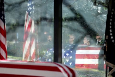 Trauernde Angehörige bei der Zeremonie in Atlanta