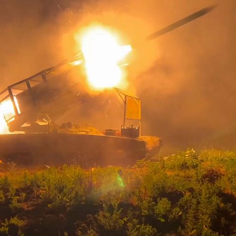Ein Mehrfachraketenwerfer der russischen Armee feuert auf Stellungen der Ukraine in Kursk