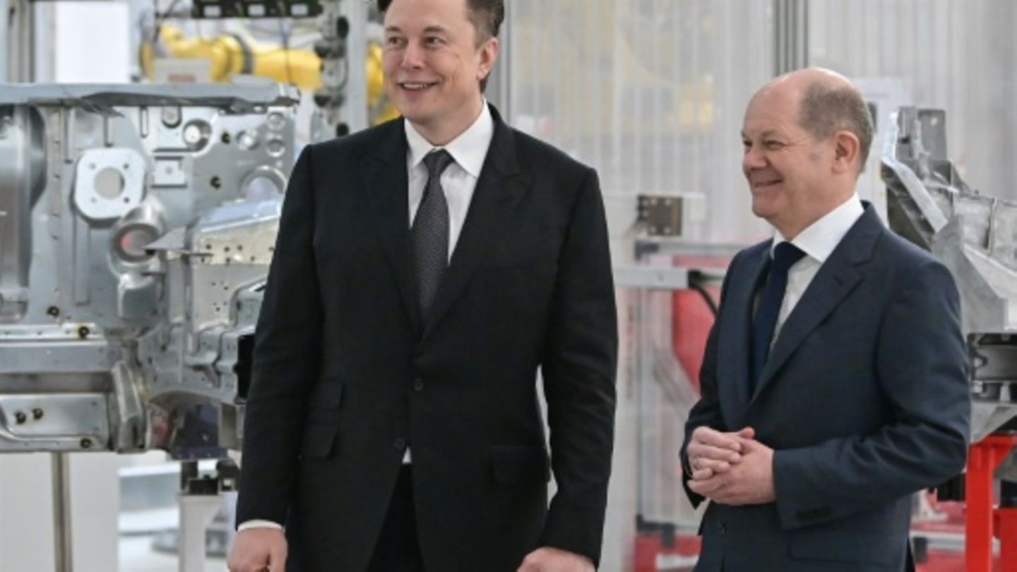 Musk (links) und Scholz im Tesla-Werk Grünheide