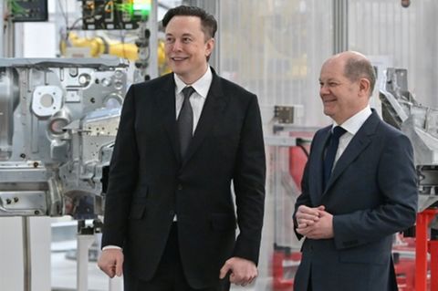 Musk (links) und Scholz im Tesla-Werk Grünheide