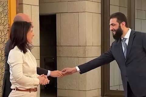 Frankreichs Außenminister Jean-Noël Barrot – durch Annalena Baerbock verdeckt – bekam einen Handschlag von Syriens Machthaber Ahmed al-Scharaa (r.)