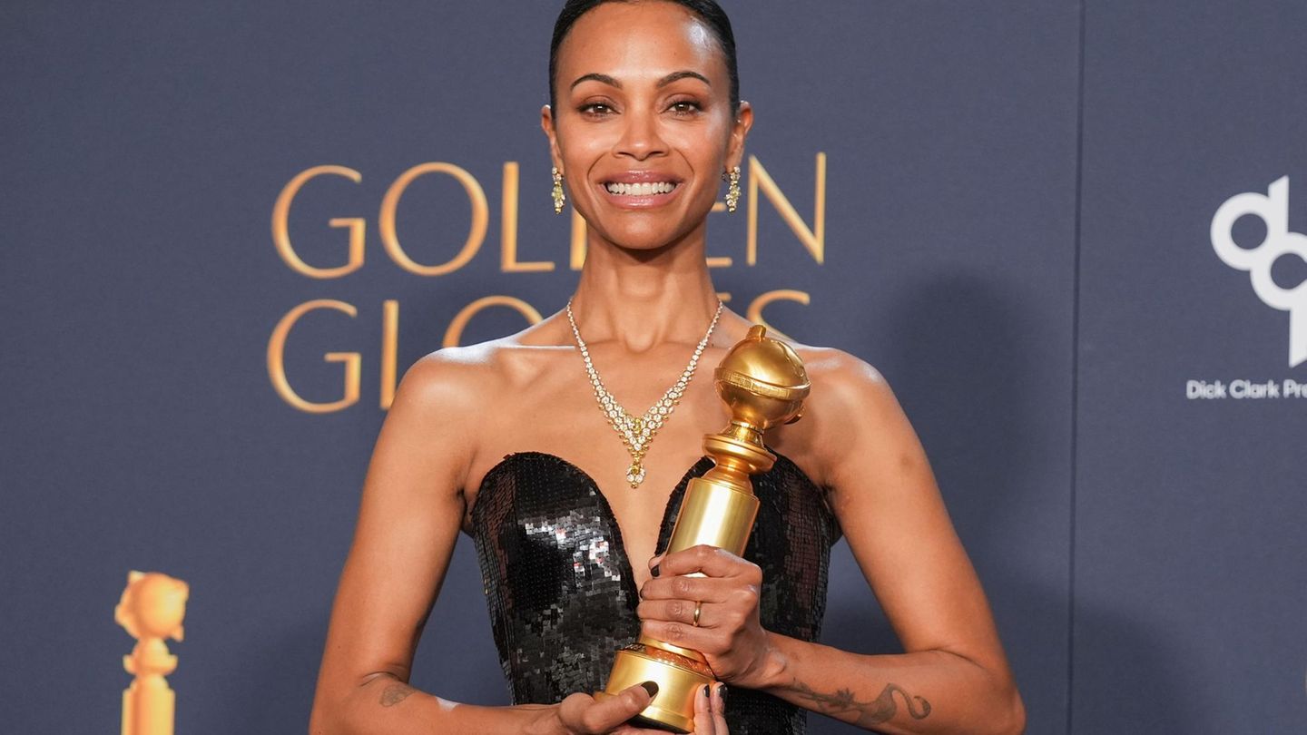 Seit Jahren ist Zoe Saldana eine feste Größe auf der Kinoleinwand. Auf ihren ersten Golden Globe aber musste die Schauspielerin lange warten. Hier posiert sie mit dem Preis für die beste Nebenrolle in einem Film für "Emilia Perez".