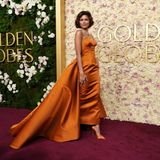 Ein Blickfang in Feuerorange. Zendaya ("Dune") zog auf dem roten Teppich die Blicke auf sich. Das Ballkleid von Louis Vitton mitsamt Diamantkette sind ein Blickfang – ebenso aber auch der Diamantring an der Hand der Schauspielerin. Zu ihrem Beziehungsstatus mit Freund Tom Holland äußerte sie sich aber nicht.