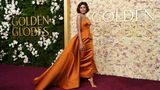 Ein Blickfang in Feuerorange. Zendaya ("Dune") zog auf dem roten Teppich die Blicke auf sich. Das Ballkleid von Louis Vitton mitsamt Diamantkette sind ein Blickfang – ebenso aber auch der Diamantring an der Hand der Schauspielerin. Zu ihrem Beziehungsstatus mit Freund Tom Holland äußerte sie sich aber nicht.