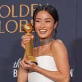 Strahlende Siegerin: Anna Sawai brillierte in der Drama-Serie "Shogun" und wurde als beste Schauspielerin einer Fernsehserie ausgezeichnet. Worum es in der Serie geht, lesen Sie hier