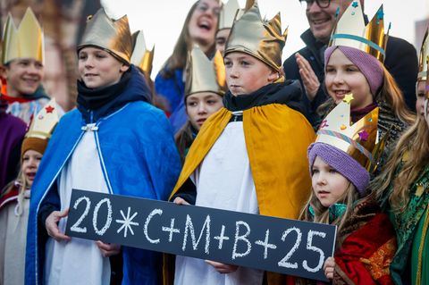 Verkleidet als Heilige Drei Könige ziehen Sternsinger bundesweit rund um den Jahreswechsel von Haus zu Haus und bringen über Türen die Aufschrift 20 C M B 25 Christus mansionem benedicat 2025, Christus segne dieses Haus 2025 an – so wie hier beispielsweise Ende Dezember in Paderborn. 