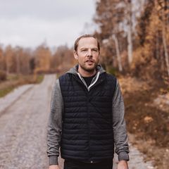 Mann zu Fuß im freien in Herbst