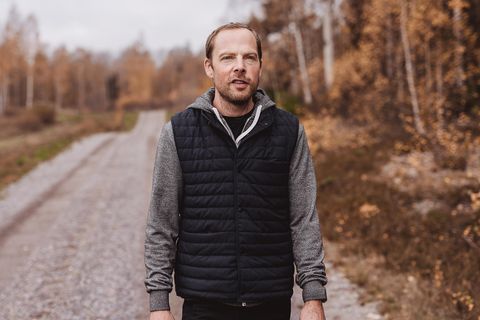 Mann zu Fuß im freien in Herbst