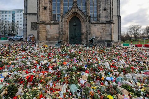 Hunderte Kerzen, Blumen und Plüschtiere finden sich vor Magdeburgs Johanniskirche