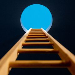 Leiter hoch zu einem Ausgang