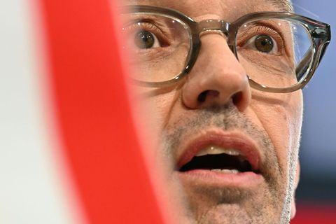 Vor drei Monaten wollte noch niemand mit Herbert Kickl von der rechten FPÖ regieren – Nun wurde er vom Bundespräsidenten eingeladen. Die neusten Entwicklungen sehen Sie im Video.
