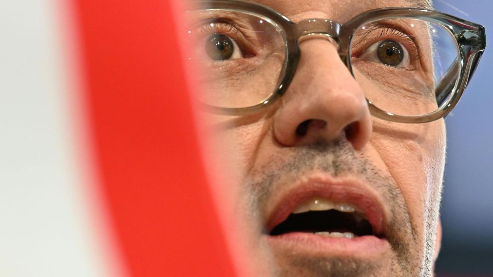 Vor drei Monaten wollte noch niemand mit Herbert Kickl von der rechten FPÖ regieren – Nun wurde er vom Bundespräsidenten eingeladen. Die neusten Entwicklungen sehen Sie im Video.