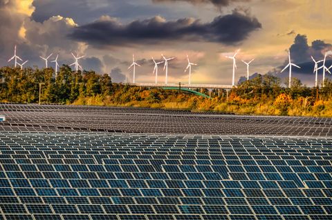 Grüne Kraftwerke: Freiflächen-Photovoltaik und Windräder zur Stromerzeugung im "Solar Valley" bei Bitterfeld