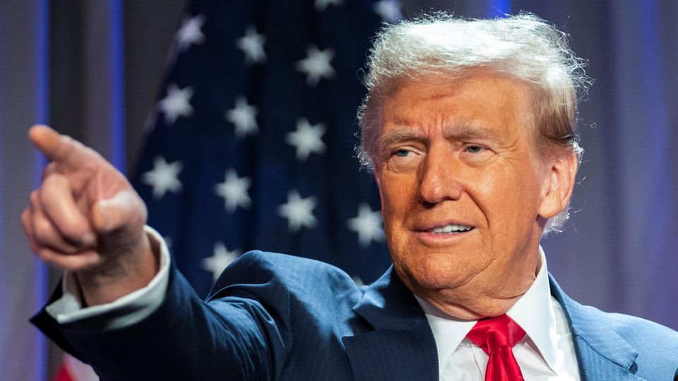 "System mit Chaos überlasten" – Prognostizierte Auswirkungen der Trump-Regierung Donald Trump steht erneut kurz vor seiner Vereidigung als Präsident der USA. Wie die Finanzexpertin Sandra Navidi die Auswirkungen dessen einschätzt, sehen Sie im Video.