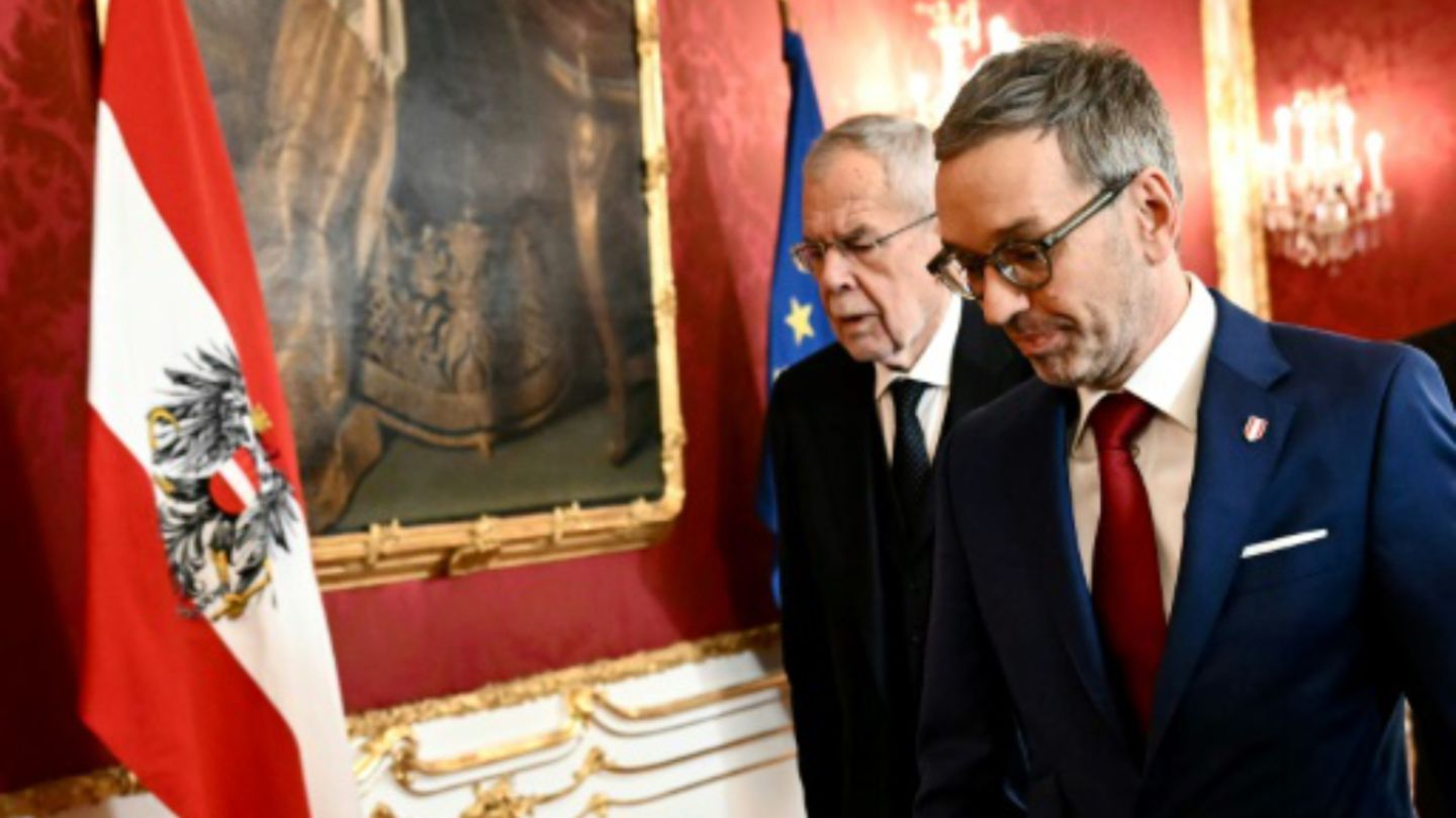 Austria’s Federal President gives government mandate to FPÖ leader Kickl