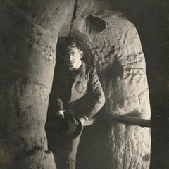 Tatortfotograf Emil Wrbata in einer künstlichen Höhle