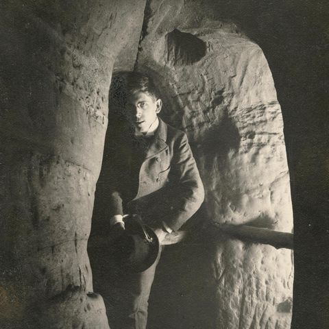 Tatortfotograf Emil Wrbata in einer künstlichen Höhle