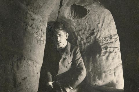 Tatortfotograf Emil Wrbata in einer künstlichen Höhle