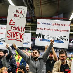 Mitarbeiter der Ford Werke demonstrieren in der Werkshalle