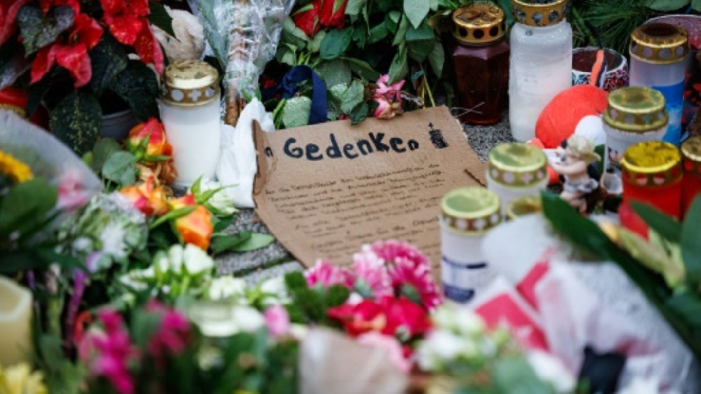 Blumen zum Gedenken an die Opfer nach dem Anschlag