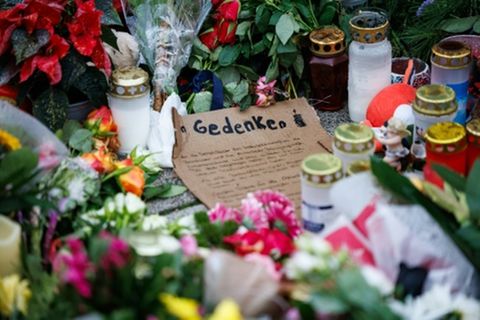 Blumen zum Gedenken an die Opfer nach dem Anschlag