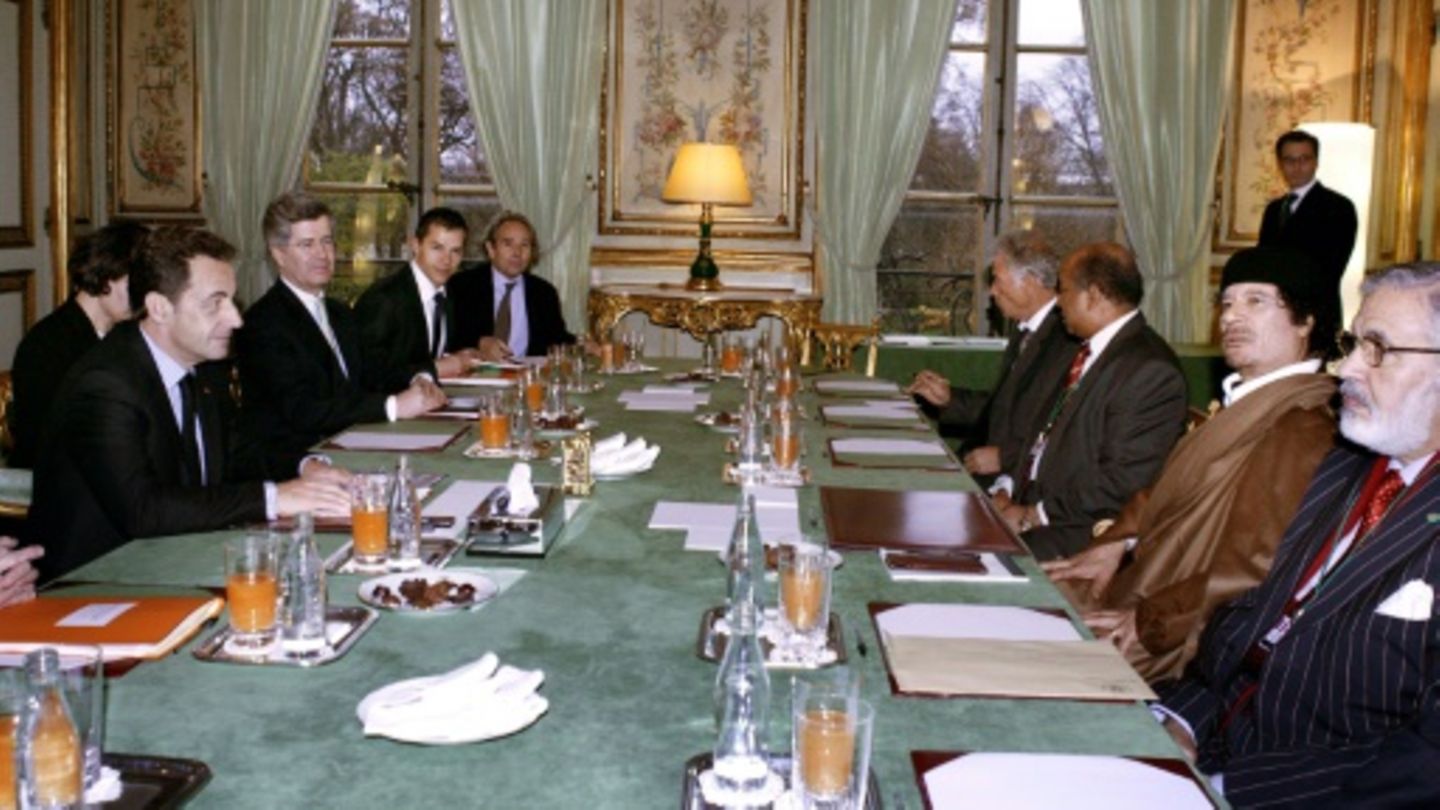 Nicolas Sarkozy und Muammar al-Gaddafi im Elysée 2012