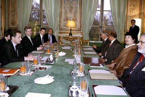 Nicolas Sarkozy und Muammar al-Gaddafi im Elysée 2012