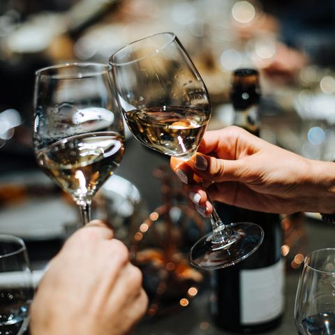 Die Forschung zeigt, dass das Krebsrisiko umso größer ist, je mehr Alkohol eine Person trinkt. Doch selbst kleine Mengen erhöhen schon die Wahrscheinlichkeit für sieben Krebsarten